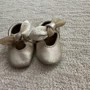 Platinum knotted bow moccs